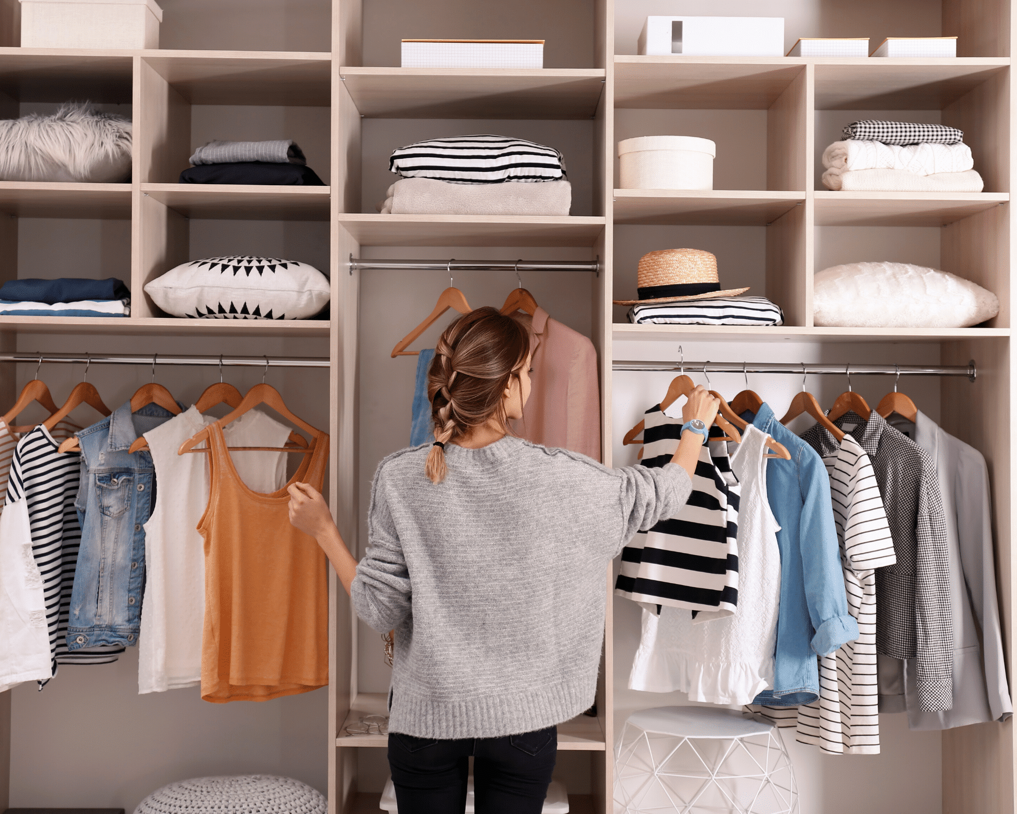 Frau in ihrem Kleiderschrank, die sich entscheidet, was sie anziehen soll