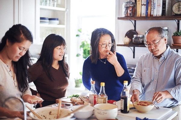 Eine vierköpfige Familie (The Woks of Life) kocht gemeinsam in der Küche