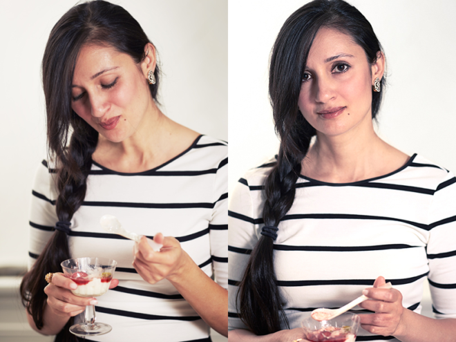 Shayma Saadat von The Spice Spoon, lächelnd in ihrer Küche mit Gewürzen und frischen Zutaten, die ihre Leidenschaft für das Kochen symbolisieren.