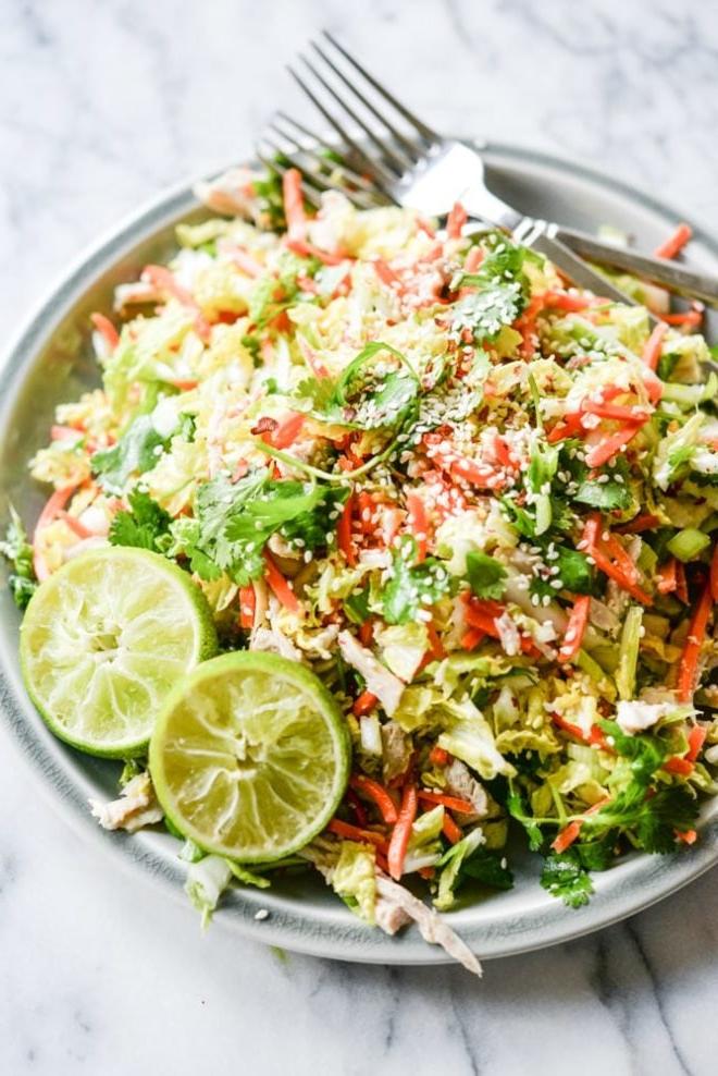 Asiatischer Hähnchen-Krautsalat mit Ingwer-Limetten-Dressing und frischen Zutaten