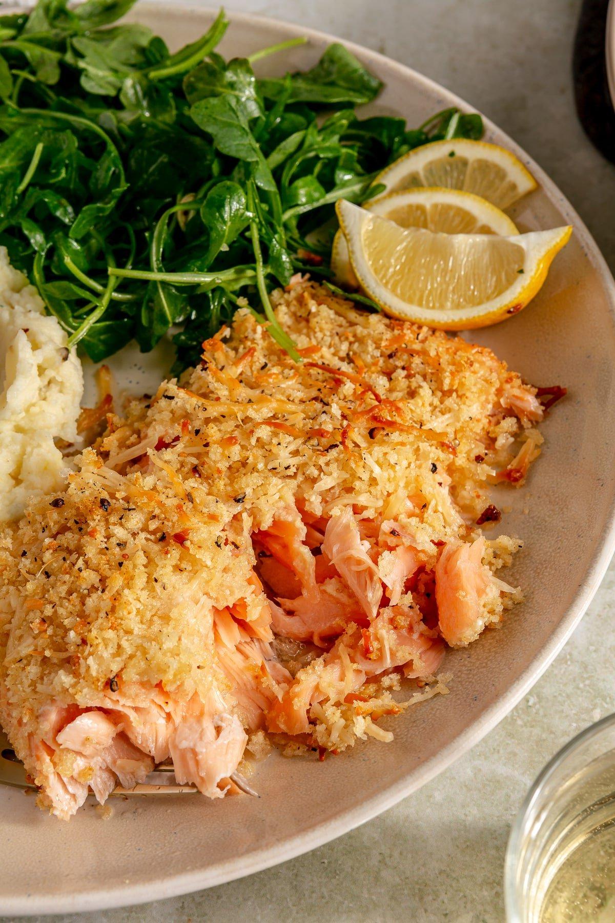 Knuspriger Parmesan-Lachs fertig gebacken, goldbraun und bereit zum Servieren.