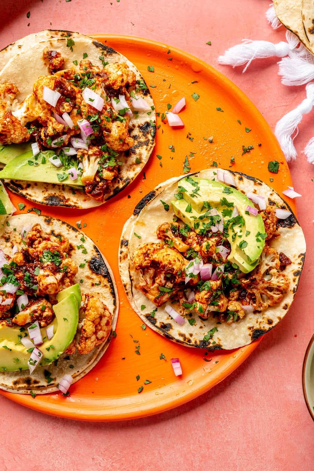 Drei Blumenkohl-Tinga-Tacos auf einem Teller.