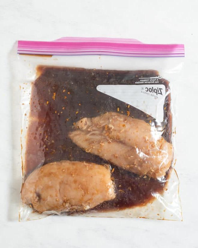 2 rohe Hähnchenbrüste in einem großen Zipper-Beutel mit Grillhähnchen-Marinade