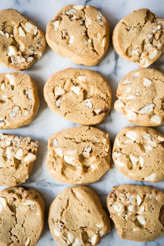 Kürbis-Gewürz-Kühlschrankkekse, goldbraun gebacken und mit Zucker bestreut