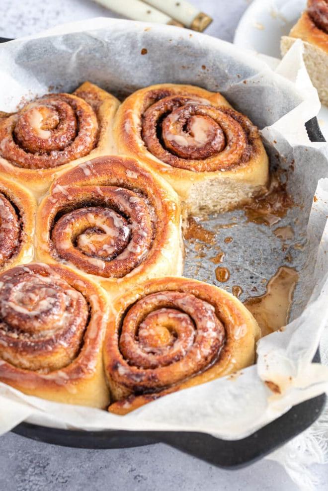 Ein Blech mit Vanille-Zimtschnecken, beträufelt mit Vanille-Bourbon-Glasur