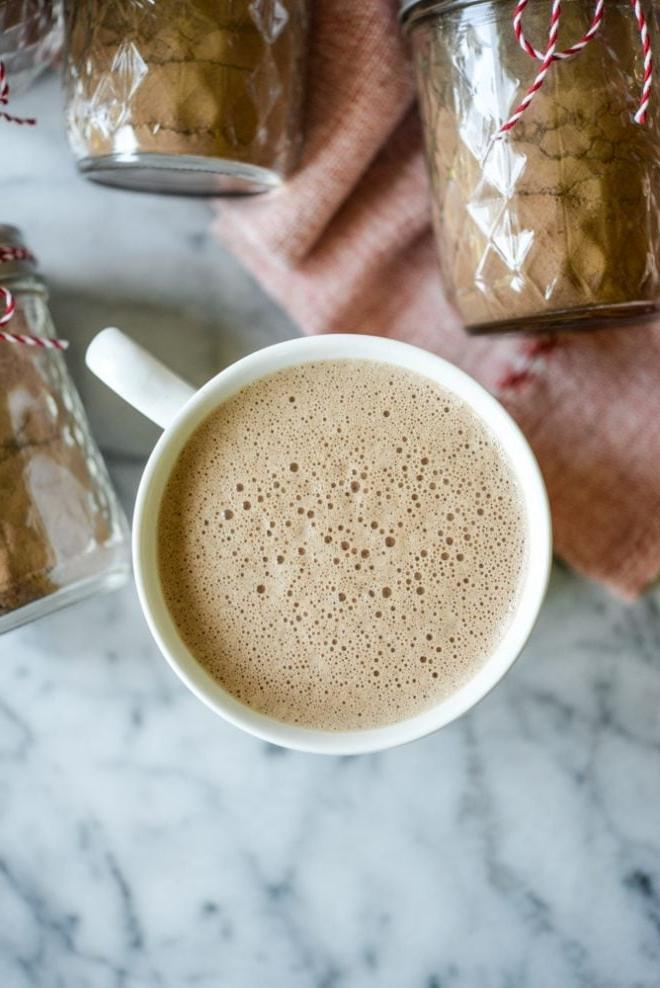 Dieser Kollagen-Kakao-Mix ist perfekt als Weihnachtsgeschenk, einfach zuzubereiten, vollständig Paleo-freundlich und milchfrei!