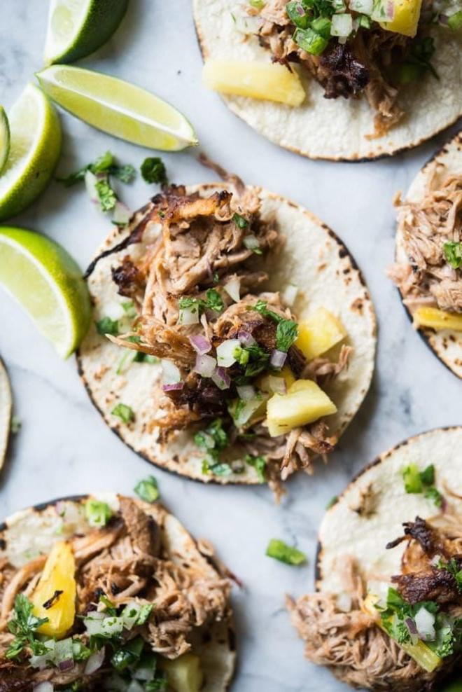 Instant Pot Tacos Al Pastor, fertig angerichtet auf Tortillas mit frischer Ananas und Salsa.