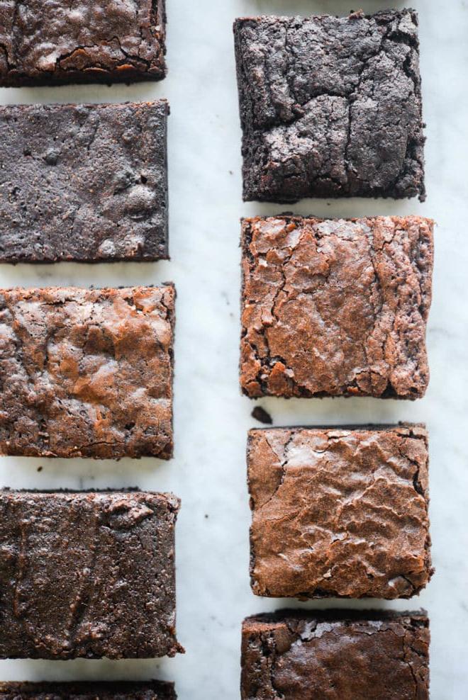 Nahaufnahme verschiedener Scheiben von Brownies aus Backmischungen, deutlich beschriftet