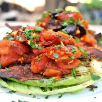 Paleo-Salat mit gegrilltem Römersalat und Speck 2 Paleo Gegrillter Römersalat mit Speck – Ein Bild des fertigen Gerichts.