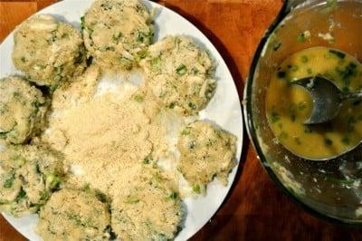 Teller mit Krabbenküchlein und Aioli