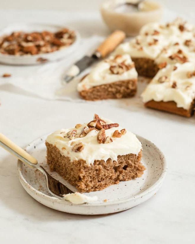 Das beste hausgemachte Gewürzkuchenrezept aller Zeiten 4 Ein Stück glasierter Gewürzkuchen auf einem Teller