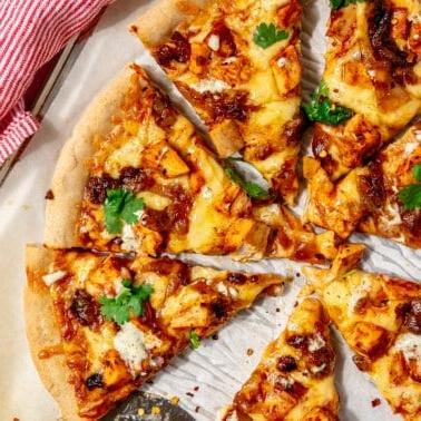 BBQ Hähnchen Pizza Stücke.
