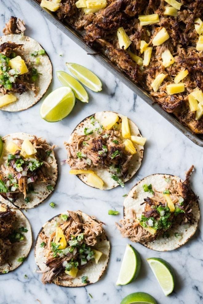 Fertig angerichtete Tacos Al Pastor, garniert und servierbereit für eine Mahlzeit.