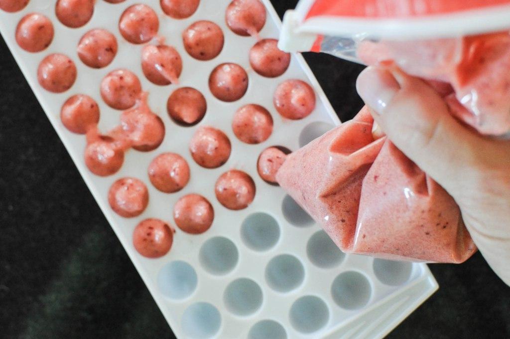 Fruchtgummi-Mischung in Formen spritzen