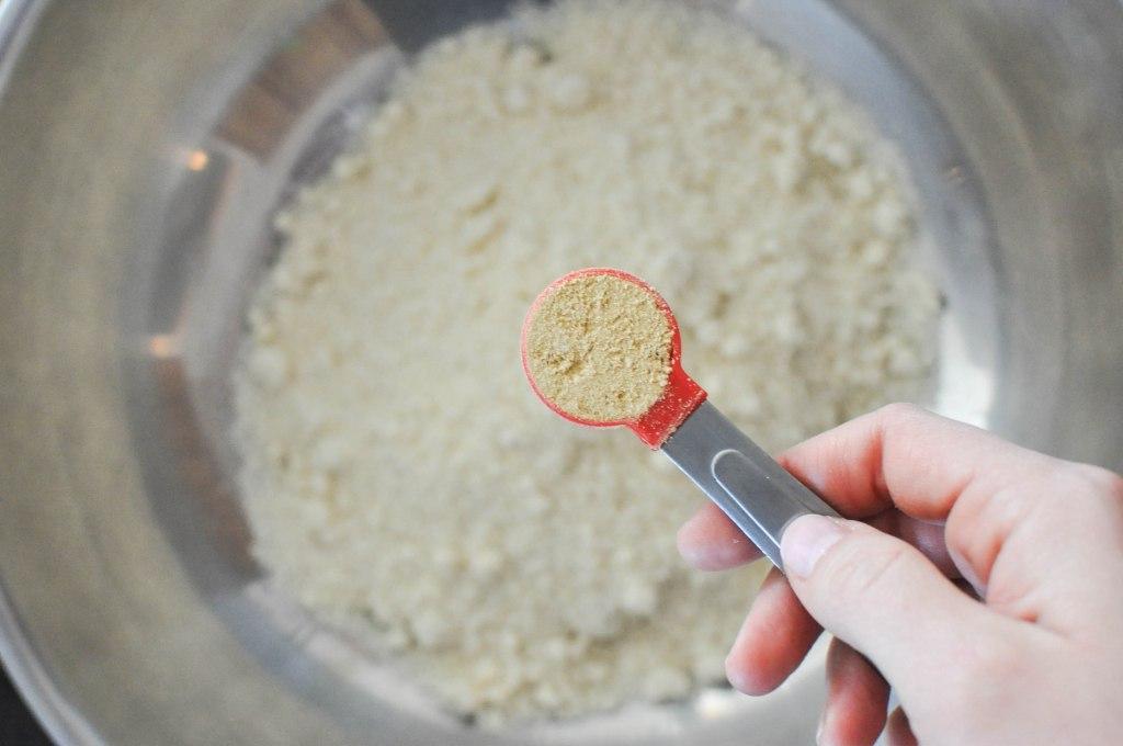 Gemahlener Ingwer zu den trockenen Zutaten