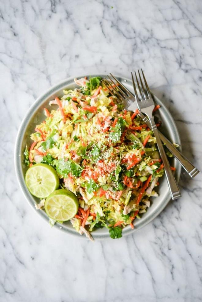 Gesunder Hähnchensalat mit Chinakohl, Karotten und Koriander