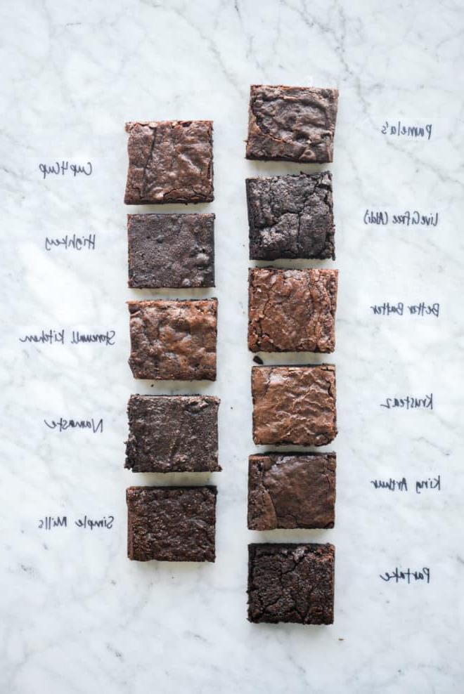 11 verschiedene Schachteln mit Brownie-Backmischungen auf einer Marmoroberfläche, alle klar beschriftet