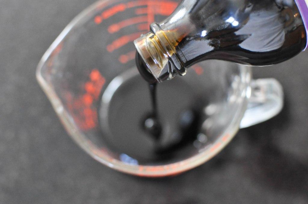 Halbe Tasse Melasse in einem Glas