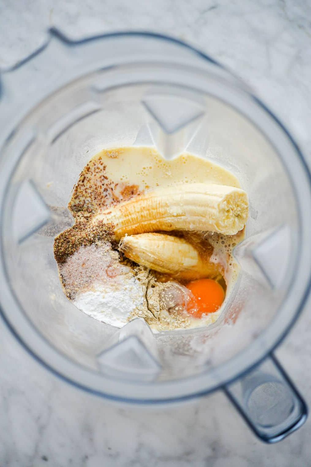 Alle Zutaten für Protein-Pancakes in einem Mixer, bevor sie gemischt werden.