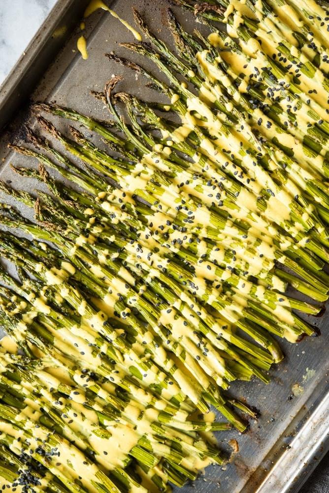 Gesundes Valentinstags-Menü: Gebratener Spargel mit Zitronen-Kardamom-Soße