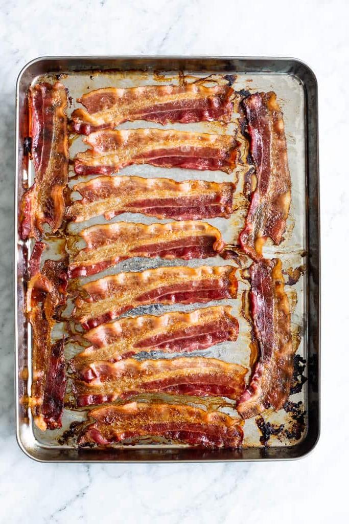 Backblech mit gebackenem Speck in einer einzigen Schicht.