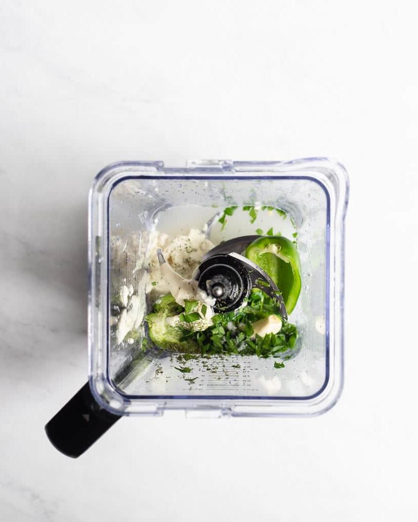 Ein Mixer mit den Zutaten für ein selbstgemachtes Jalapeño Ranch Dressing, bevor sie gemixt werden.