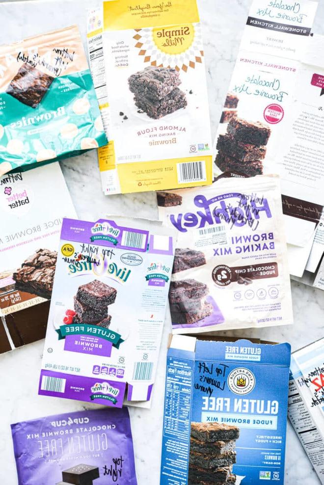 Schachteln mit verschiedenen Brownie-Backmischungen auf einer Marmoroberfläche