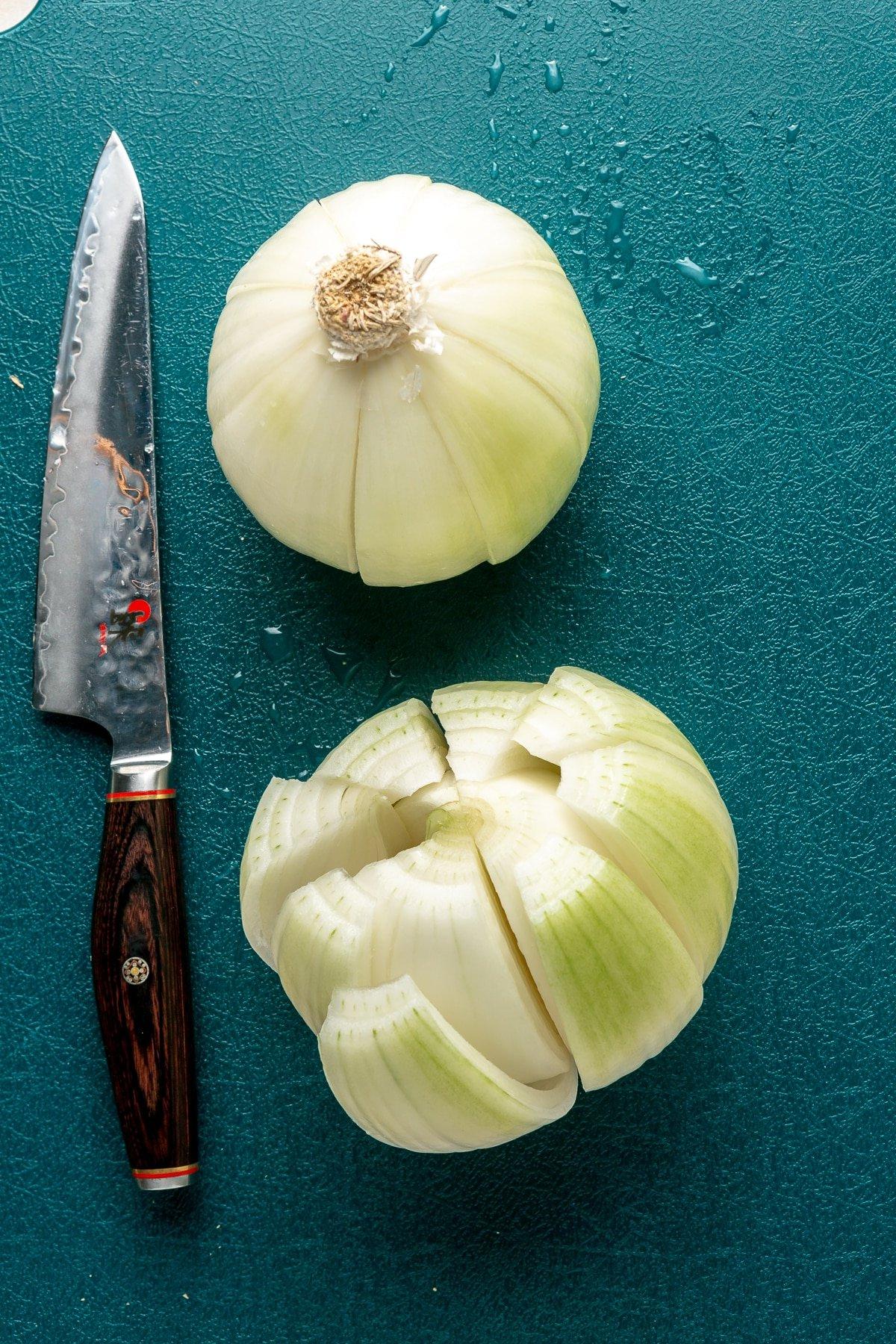 Schritt 1: Das obere Stielende der Zwiebel wird abgeschnitten und der innere Kern mit einem Messer vorsichtig entfernt, um Platz für die Blüte zu schaffen.