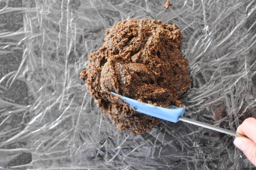 Lebkuchenteig in Frischhaltefolie wickeln