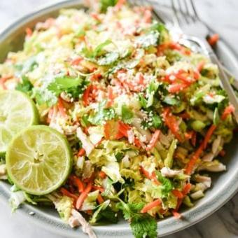 Asiatischer Krautsalat mit Hähnchen und Ingwer-Limetten-Dressing in einer Schüssel