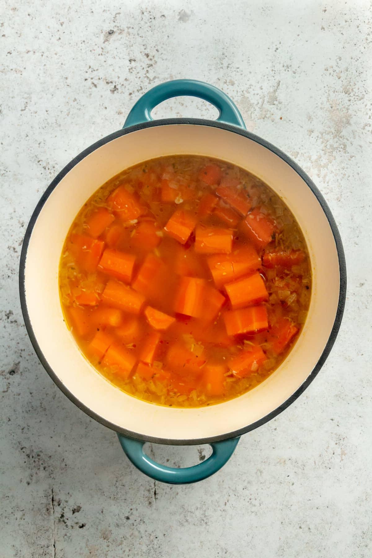 Ein großer Topf Karottensuppe vor dem Pürieren.