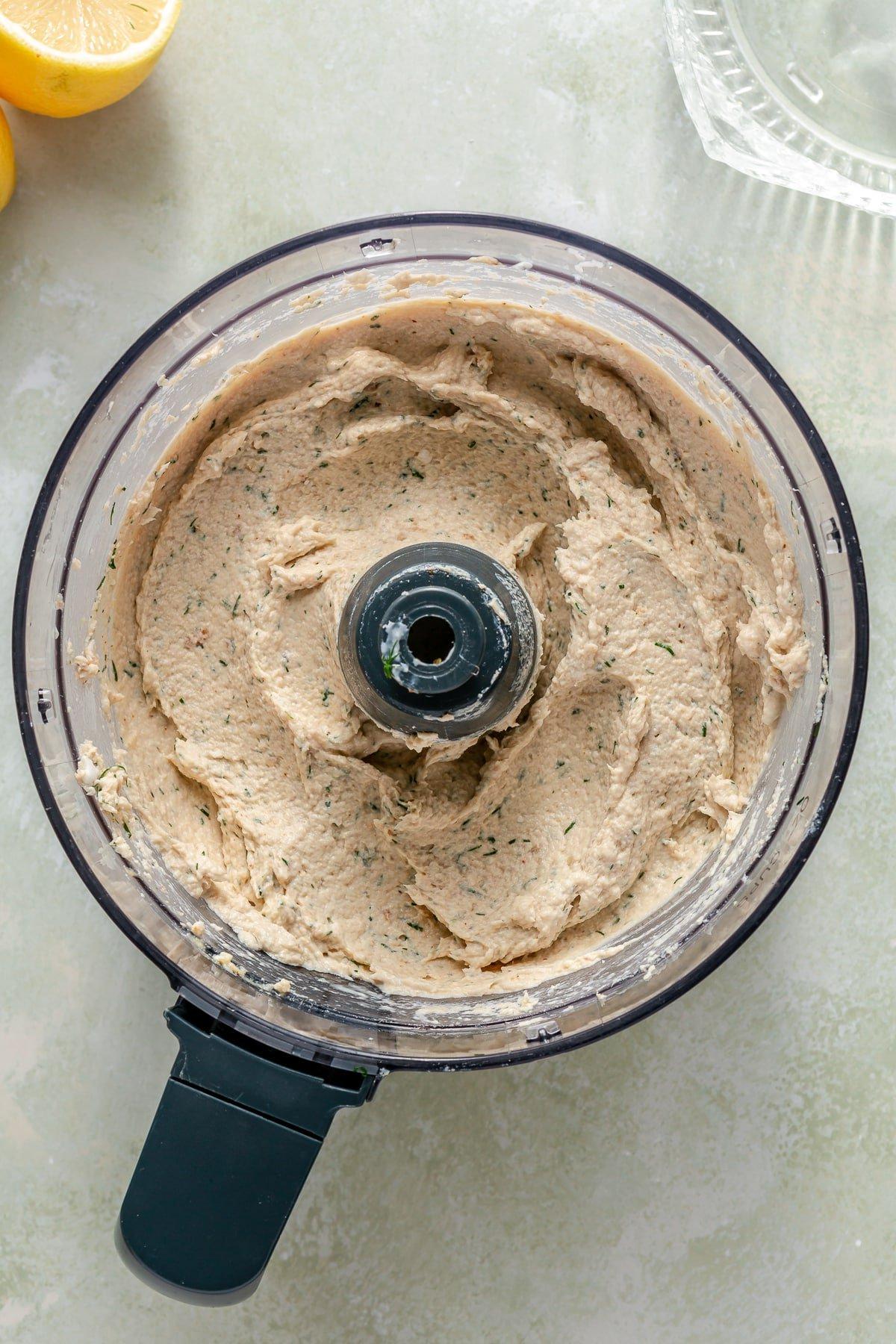 Zitronen-Dill-Hähnchensalat in einer Küchenmaschine.