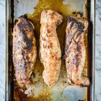 3 gebackene Schweinefilets auf einem Edelstahlblech