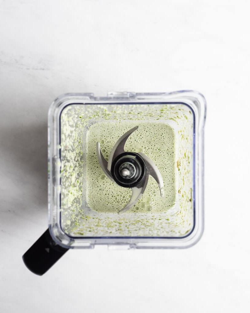Ein Mixer gefüllt mit fertig gemixtem, genussfertigem selbstgemachtem Jalapeño Ranch Dressing.
