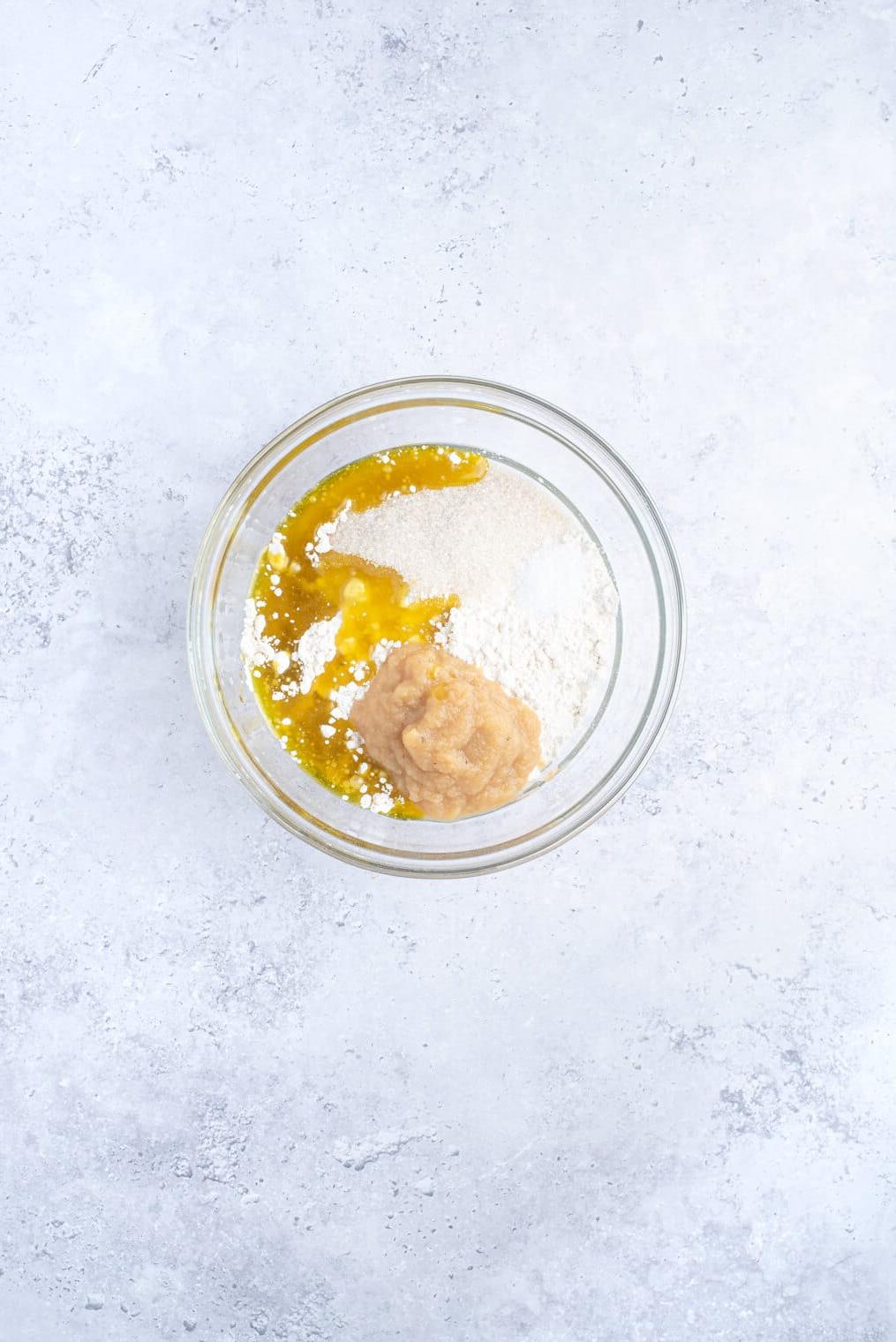 Alle Zutaten für den veganen Zimtschnecken-Teig in einer Glasschale
