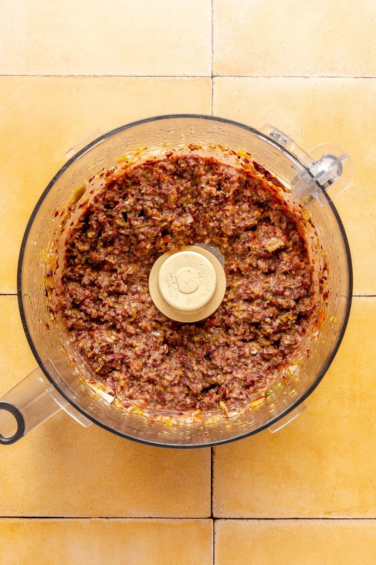 Oliven-Tapenade in einer Küchenmaschine.