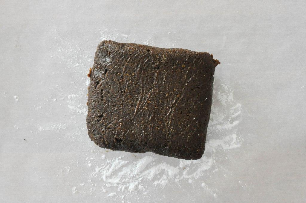 Gekühlter Teig auf Backpapier mit Pfeilwurzelmehl