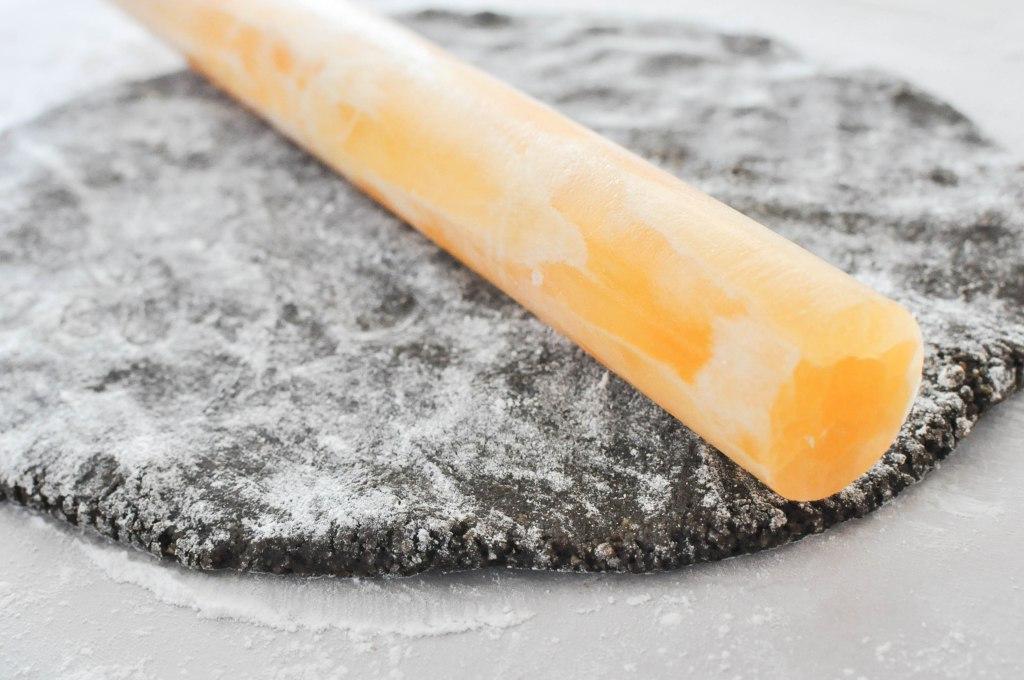 Teig mit Nudelholz ausrollen