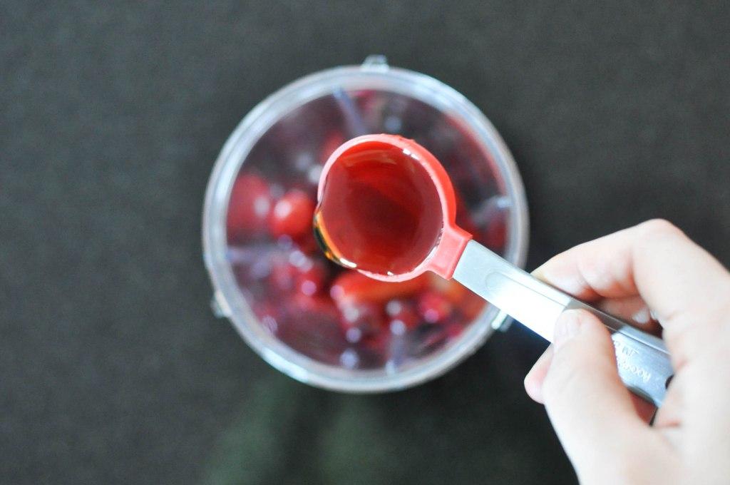 Mischung aus Erdbeeren und Cranberries im Mixer