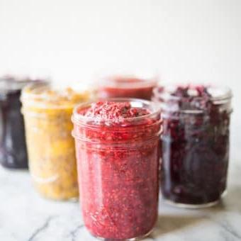 Einmachgläser mit verschiedenfarbiger Chia-Marmelade, seitliche Ansicht