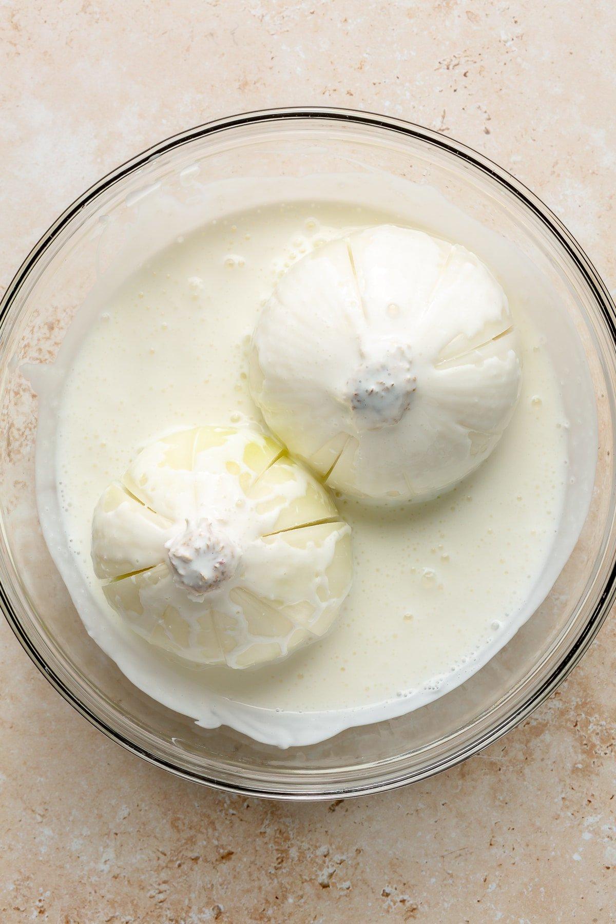 Schritt 3: Die vorbereitete Zwiebel wird vollständig in eine kleine Schüssel mit Buttermilch gelegt, um sie einzuweichen und zarter zu machen.