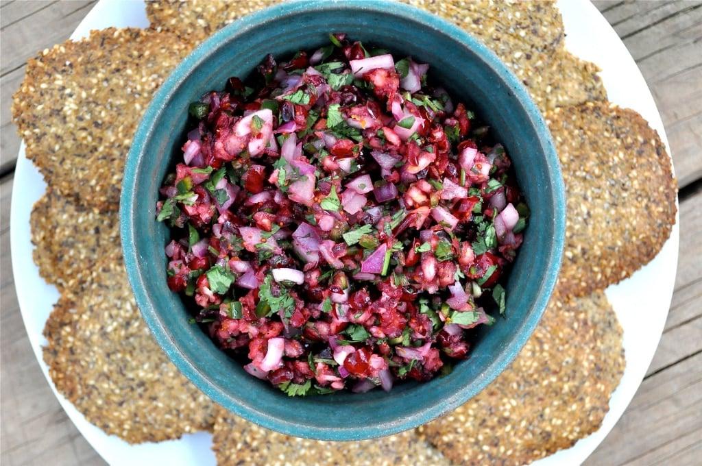 Eine Portion Paleo-Chips mit Preiselbeer-Salsa