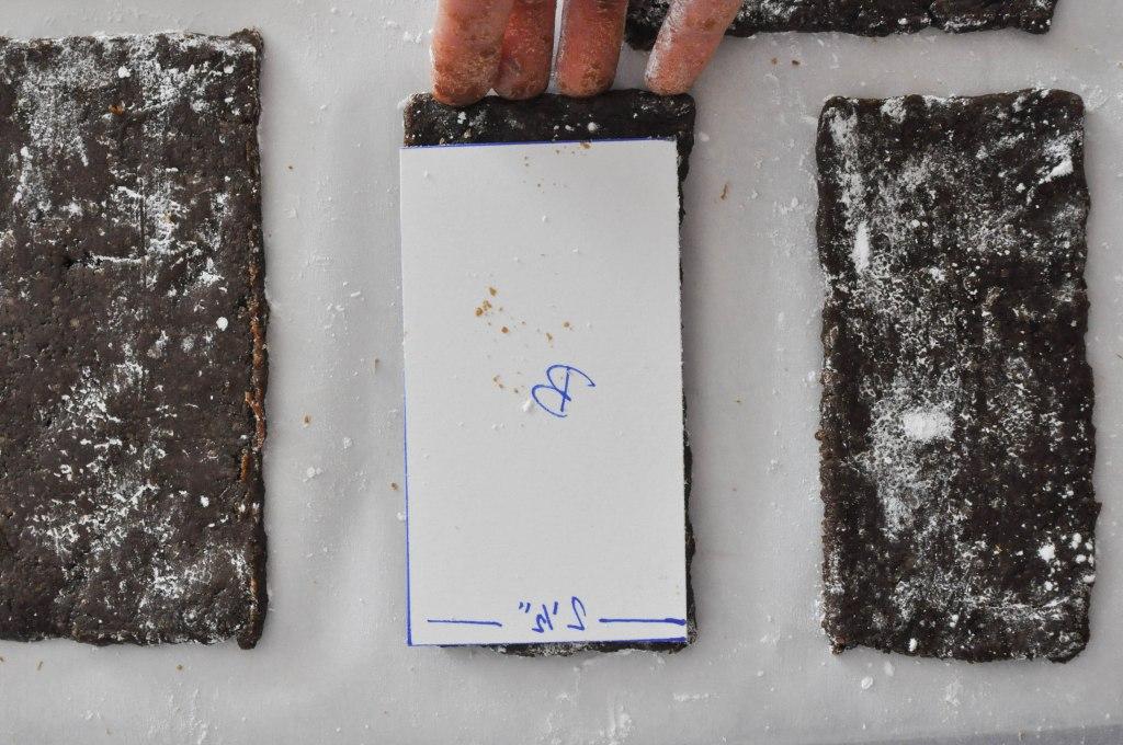 Lebkuchenteile auf dem Backblech korrigieren