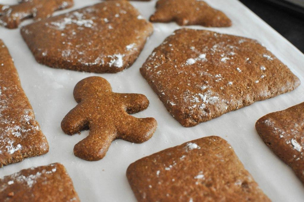Frisch gebackene Lebkuchenteile auf dem Backblech