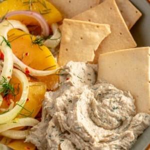 Ein samtig-glatter Zitronen-Dill-Hähnchensalat, serviert neben einem Nektarinensalat und Crackern.