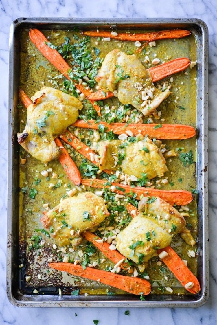 Fertiges Curry-Hähnchen Blechgericht.