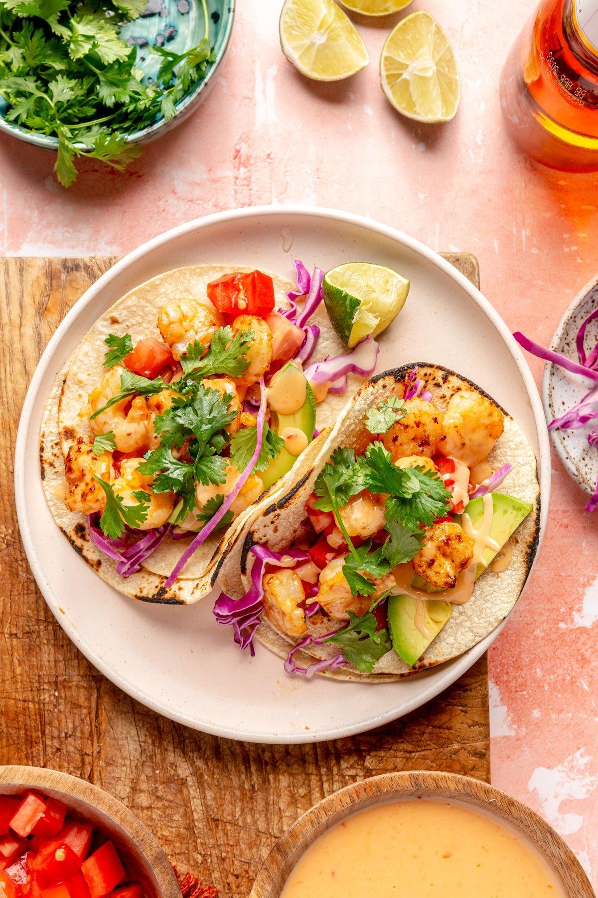 Scharfe Bang Bang Garnelen Tacos 7 Cremefarbene Platte mit fertig angerichteten scharfen Bang Bang Garnelen Tacos.