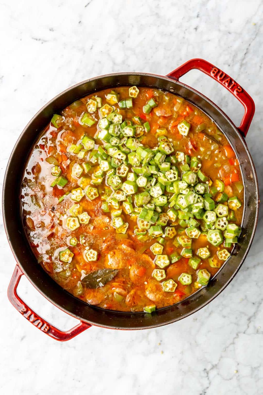 Okra auf Gumbo-Zutaten in einem großen holländischen Ofen.