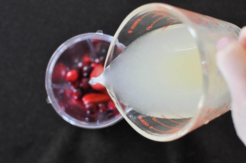 Flüssige Zutaten für Fruchtgummis: Wasser und Zitronensaft