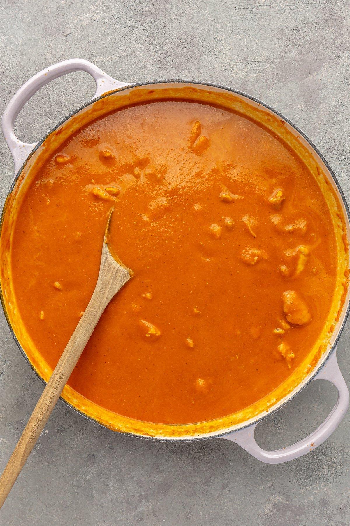 Einfaches Kürbiscurry-Rezept 7 Alles wurde gemischt, um eine hellrote/orangefarbene, suppige Mischung zu erzeugen.